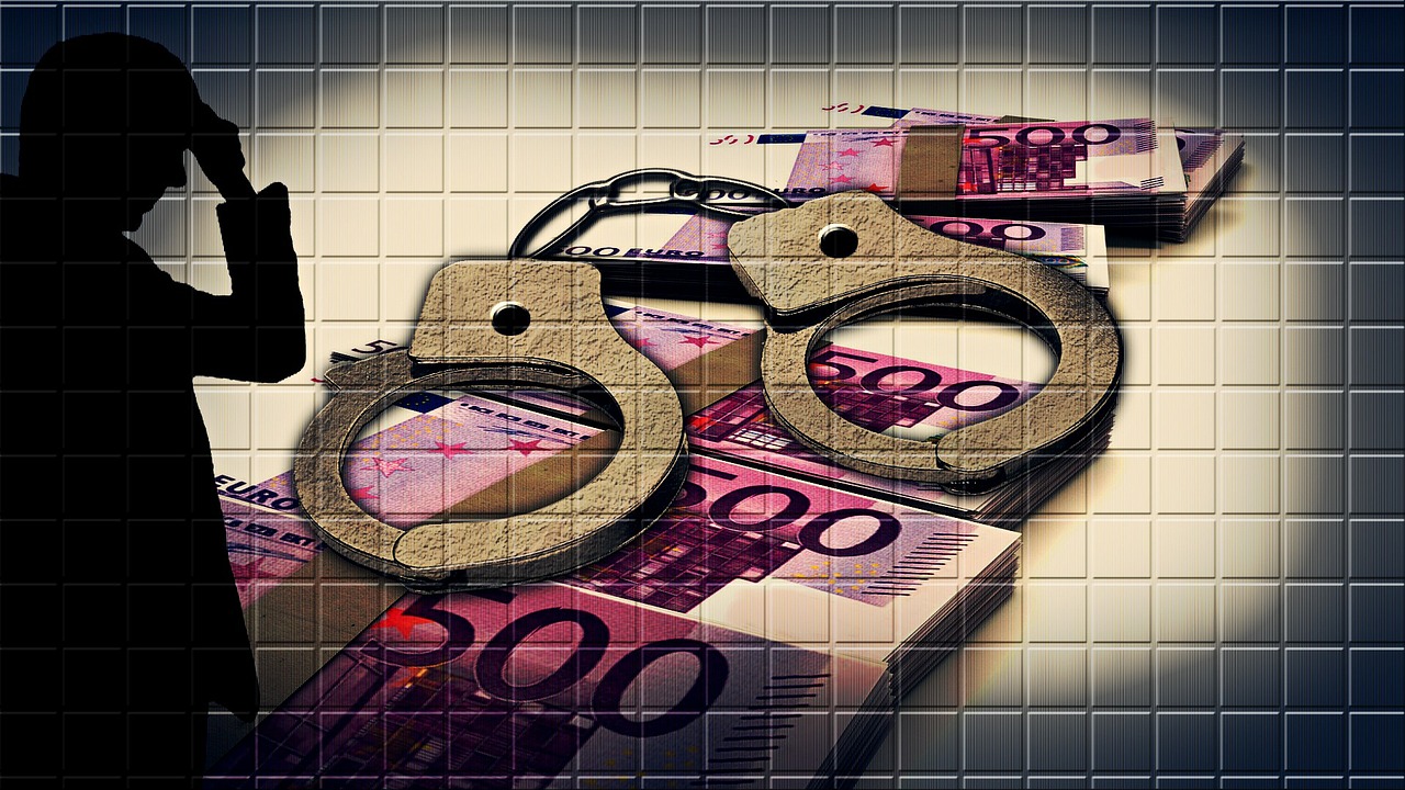 28 handcuffs fuja de dinero